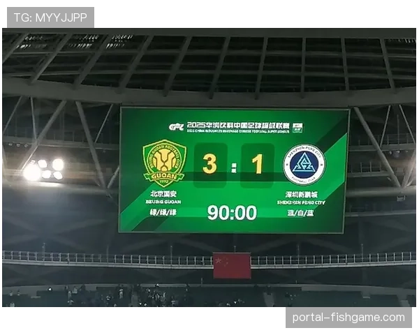 比赛因球迷向场内投掷杂物中断十分钟，主裁判警告将取消比赛