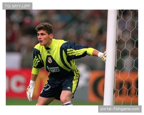 现场：柏林联主场球迷巨型TIFO致敬退役队长特里梅尔